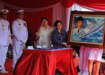 Megawati Soekarnoputri bersama Laksamana Yudo Margono
