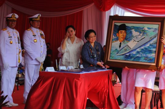 Megawati Soekarnoputri bersama Laksamana Yudo Margono