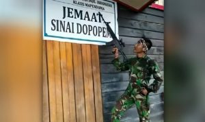 Prajurit TNI Pegang Senjata di depan gereja