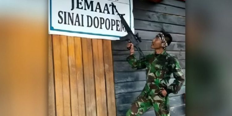 Begini Reaksi Kodam Cenderawasih Usai Beredar Foto Prajurit TNI Pegang Senjata di Depan Gereja di Papua