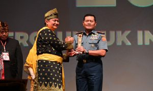 Panglima TNI mendapat Award dari BNPT