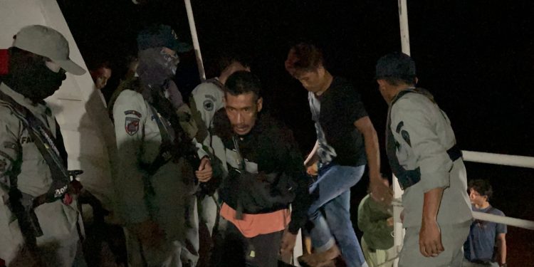Bakamla RI Amankan Delapan Pekerja Migran Ilegal