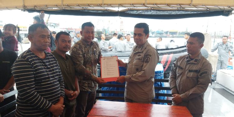 Delapan Nelayan Indonesia yang Hanyut ke Perairan Malaysia Dijemput Bakamla RI