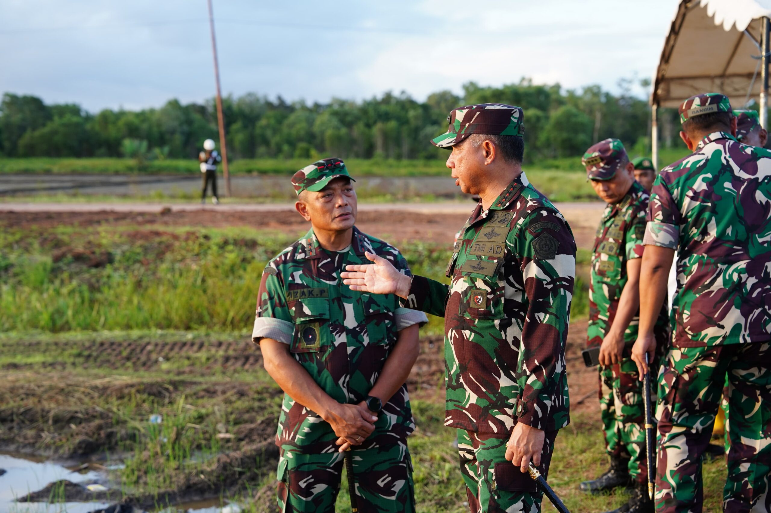 Panglima TNI, Jenderal TNI Agus Subiyanto, meninjau lahan yang disiapkan sebagai Food Estate dalam rangkaian kunjungan kerja di wilayah Kabupaten Merauke, Provinsi Papua Selatan