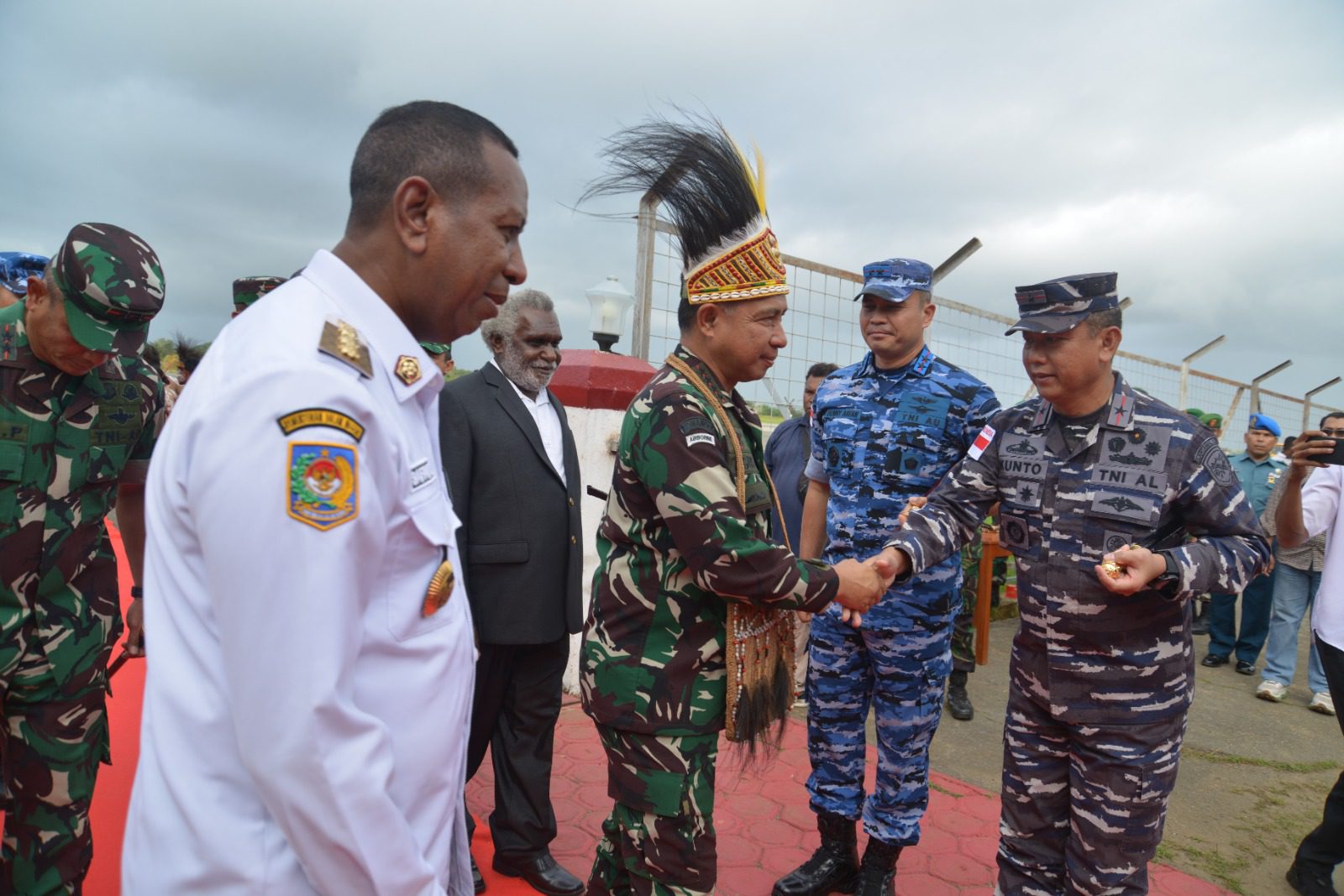 Panglima TNI, Jenderal TNI Agus Subiyanto, meninjau lahan yang disiapkan sebagai Food Estate dalam rangkaian kunjungan kerja di wilayah Kabupaten Merauke, Provinsi Papua Selatan