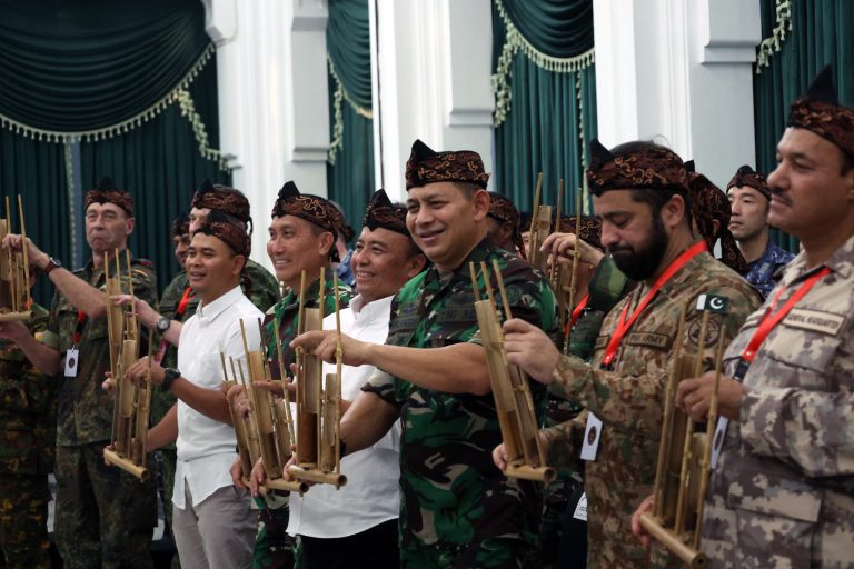 Negara Sahabat Tinjau PT Pindad