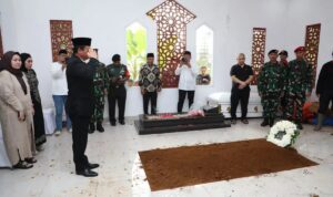 Menko Polhukam, Hadi Tjahjanto di pemakaman Wapres RI Ke-9, Hamzah Haz