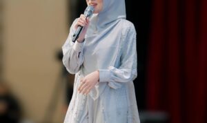 Davina Karamoy mualaf