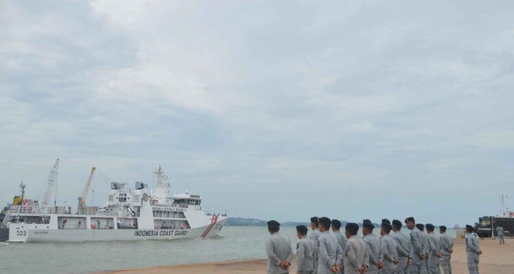 KN Pulau Dana-323 dari Bakamla RI melaksanakan misi Muhibah untuk memperkuat kerja sama maritim Indonesia dengan Vietnam dan Singapura