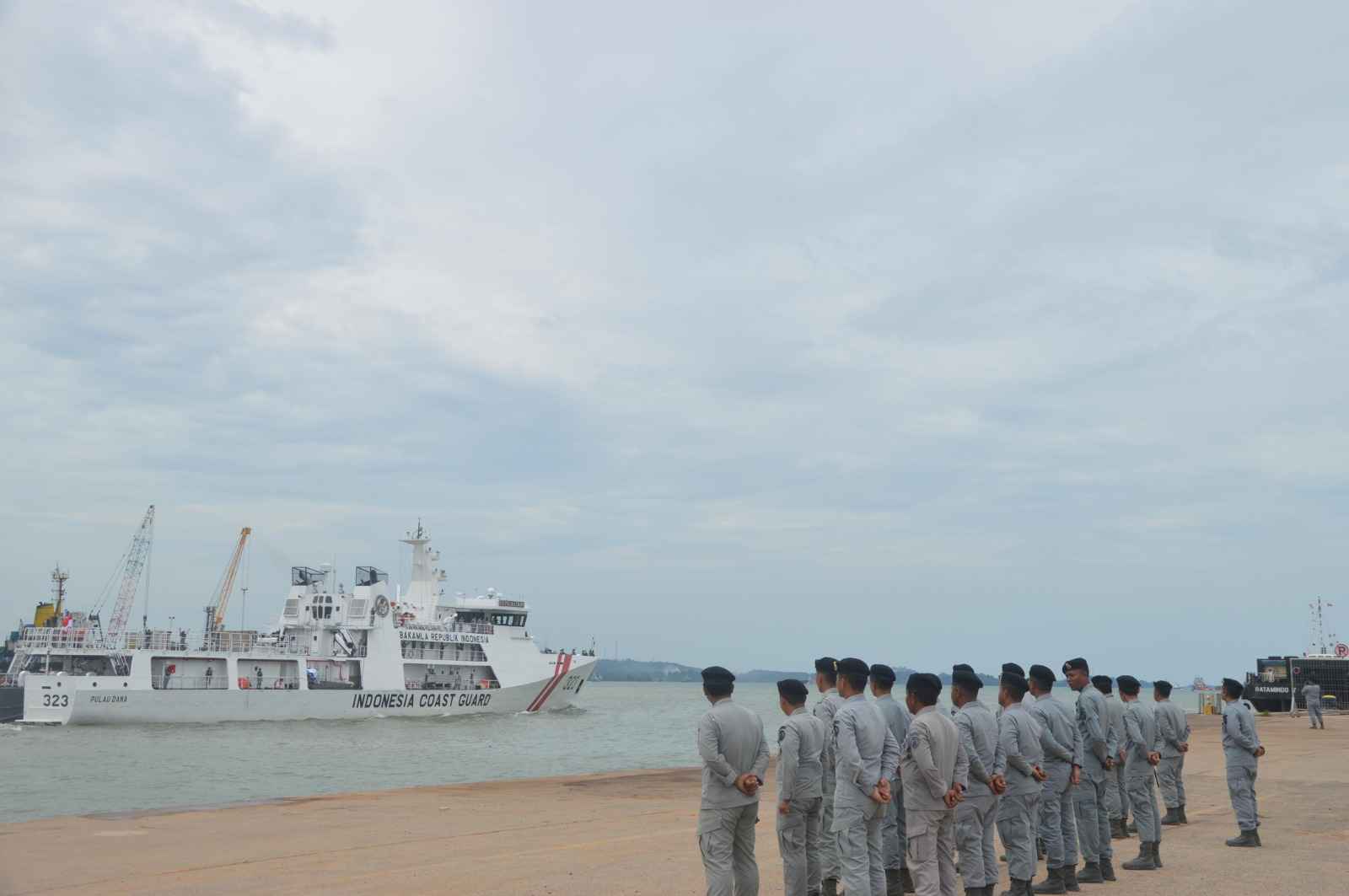 KN Pulau Dana-323 dari Bakamla RI melaksanakan misi Muhibah untuk memperkuat kerja sama maritim Indonesia dengan Vietnam dan Singapura