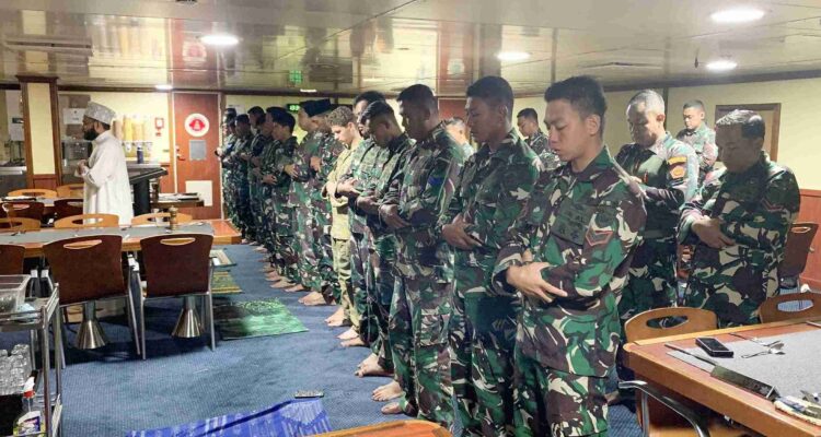 Toleransi Beragama di Laut: Ibadah Sholat Jumat Prajurit TNI dan ADF di HMAS Adelaide