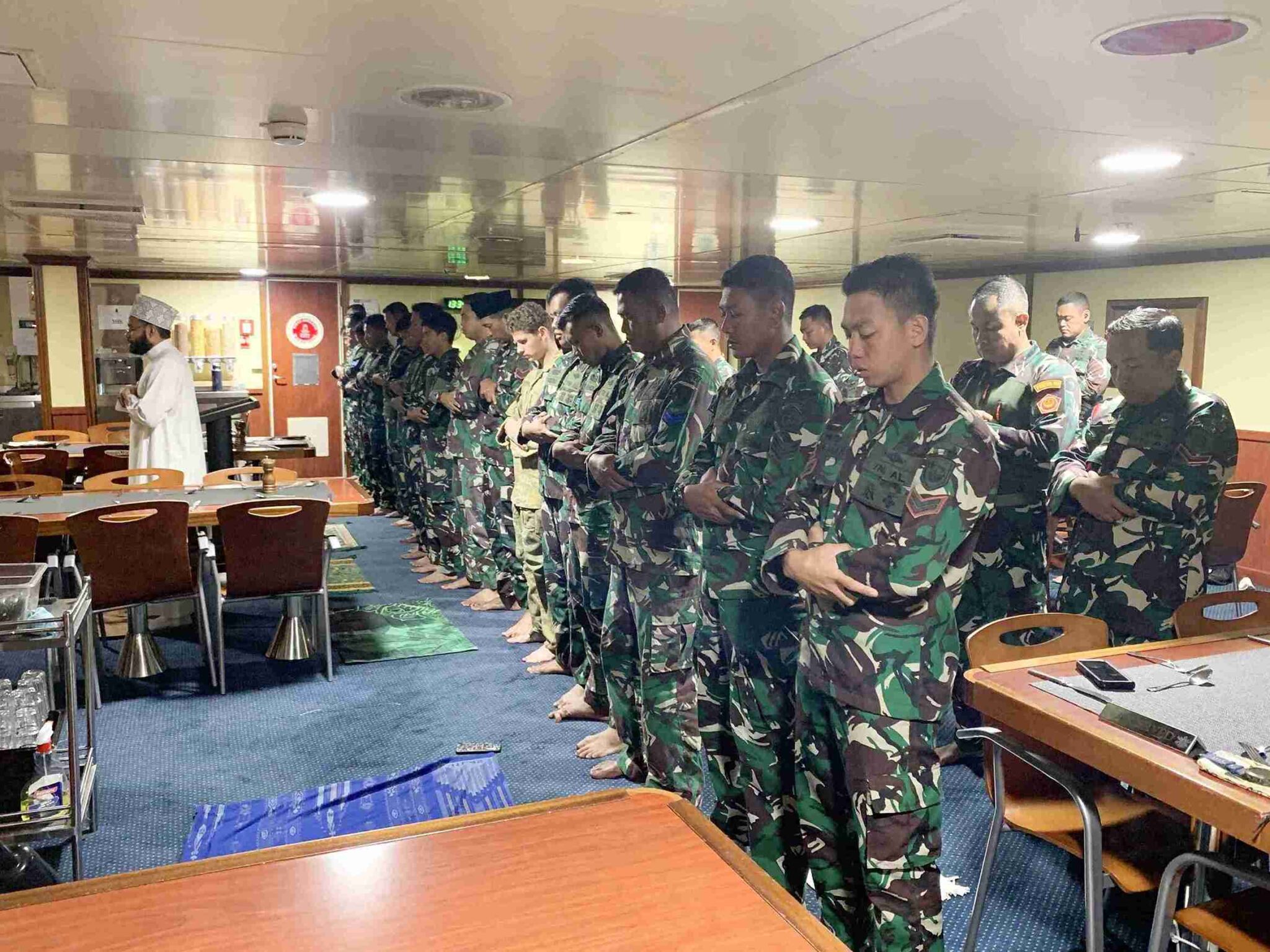 Toleransi Beragama di Laut: Ibadah Sholat Jumat Prajurit TNI dan ADF di HMAS Adelaide