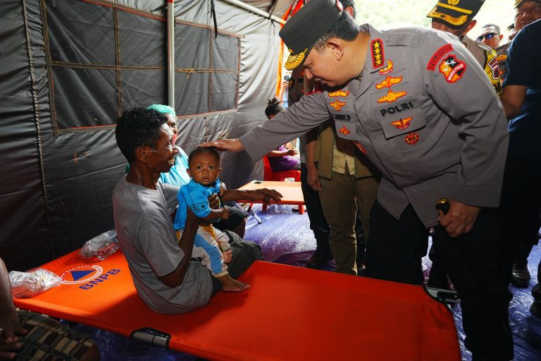 Jenderal Listyo Sigit Prabowo mengunjungi posko pengungsian bencana erupsi Gunung Lewotobi