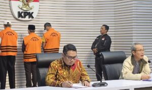 KPK menetapkan Gubernur Bengkulu Rohidin Mersyah Sekretaris Daerah (Sekda) Provinsi Bengkulu Isnan Fajri (IF) dan Adc Gubernur Bengkulu Evriansyah alias Anca (AC) sebagai tersangka