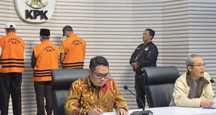 KPK menetapkan Gubernur Bengkulu Rohidin Mersyah Sekretaris Daerah (Sekda) Provinsi Bengkulu Isnan Fajri (IF) dan Adc Gubernur Bengkulu Evriansyah alias Anca (AC) sebagai tersangka