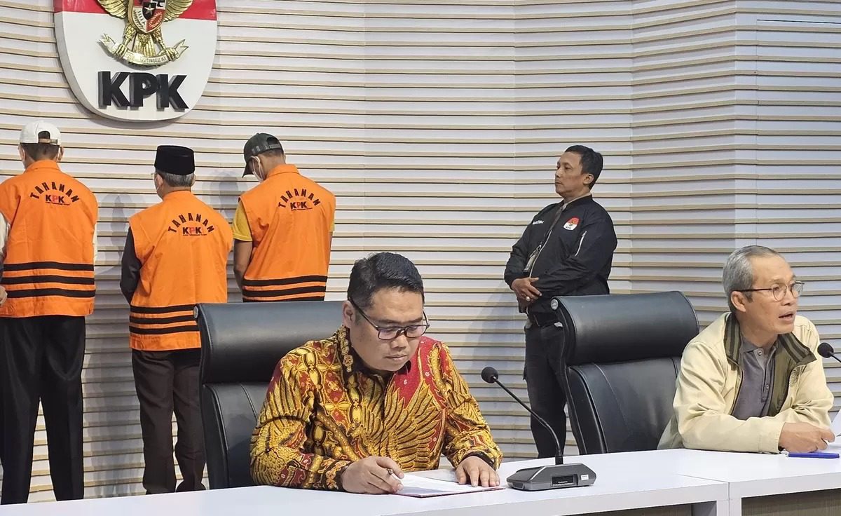 KPK menetapkan Gubernur Bengkulu Rohidin Mersyah Sekretaris Daerah (Sekda) Provinsi Bengkulu Isnan Fajri (IF) dan Adc Gubernur Bengkulu Evriansyah alias Anca (AC) sebagai tersangka