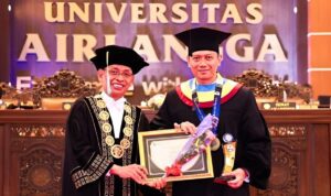 Menteri Agus Harimurti Yudhoyono (Menko AHY) raih penghargaan Wisudawan terbaik program Doktor Universitas Airlangga