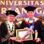 Menteri Agus Harimurti Yudhoyono (Menko AHY) raih penghargaan Wisudawan terbaik program Doktor Universitas Airlangga