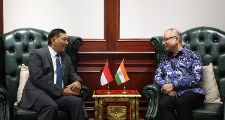 Menteri Pertahanan (Menhan) RI, Sjafrie Sjamsoeddin bersama Duta Besar India untuk Indonesia, H.E. Mr. Sandeep Chakravorty