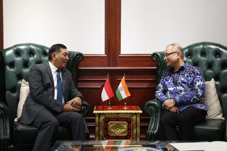 Menteri Pertahanan (Menhan) RI, Sjafrie Sjamsoeddin bersama Duta Besar India untuk Indonesia, H.E. Mr. Sandeep Chakravorty