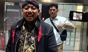Bayu Suryo Adiwinata alias Romo seorang guru spritual