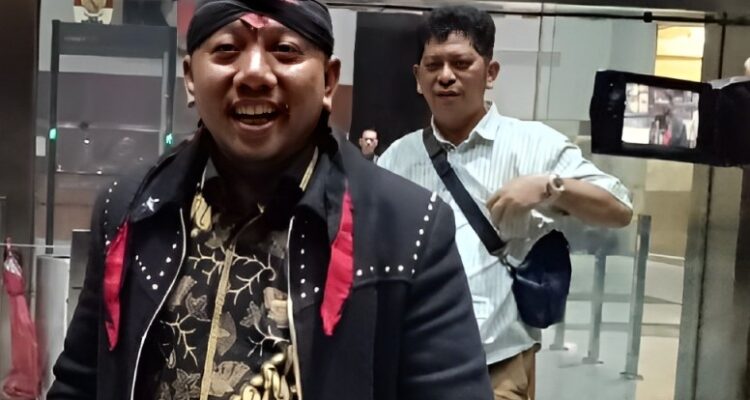 Bayu Suryo Adiwinata alias Romo seorang guru spritual