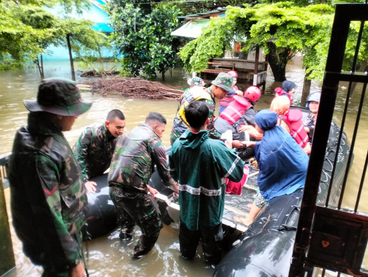 Banjir Melanda Makassar, TNI Siaga Bantu Evakuasi Warga Terdampak