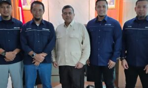 Founder Almaz Friedchicken, Okta Wirawan bersama Kepala Badan Penyelenggara Jaminan Produk Halal (BPJPH), Haikal Hassan