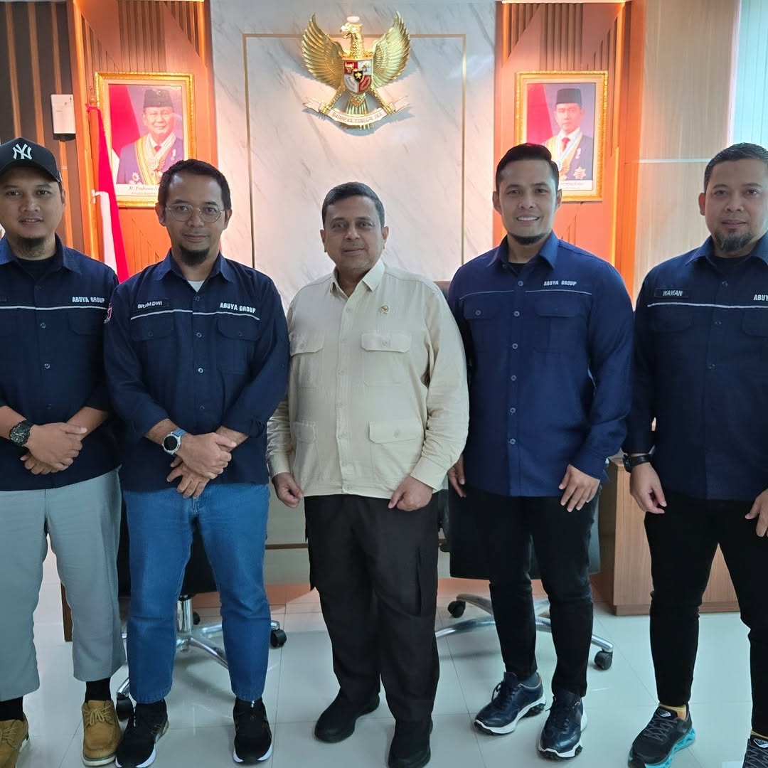 Founder Almaz Friedchicken, Okta Wirawan bersama Kepala Badan Penyelenggara Jaminan Produk Halal (BPJPH), Haikal Hassan