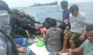 KN Tanjung Datu-301 Selamatkan Enam Awak Kapal yang Tenggelam di Perairan Banten