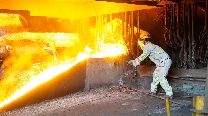 Pengaturan aliran cairan yang keluar dari saluran limbah slag di smelter PT Indonesia Tsingshan Stainless Steel (ITSS).