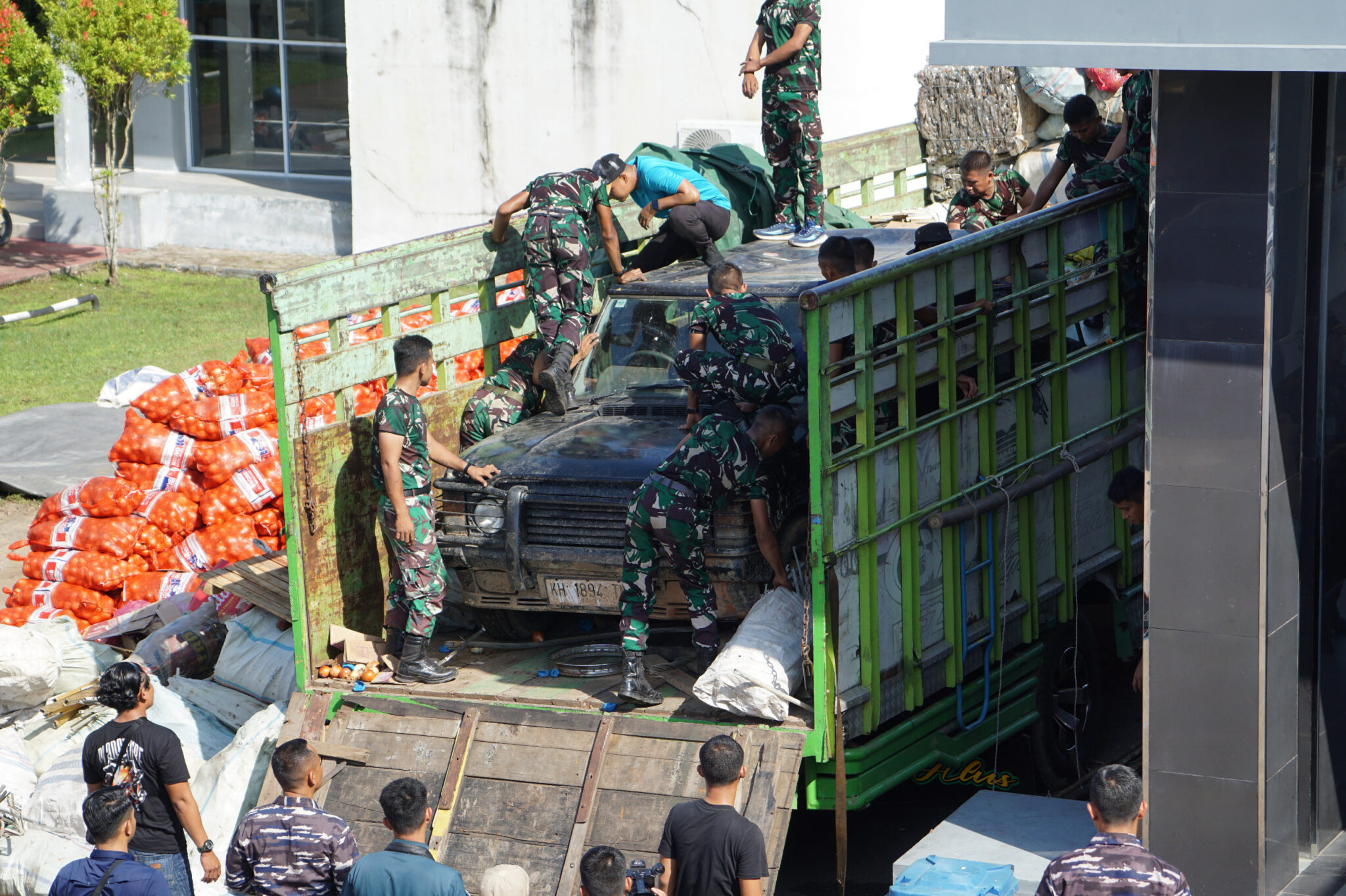 TNI Gagalkan Penyelundupan Bawang Bombai Ilegal Senilai Rp 1,4 Miliar di Kalimantan Barat