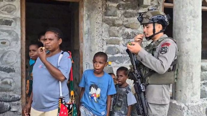 Membangun Keamanan Melalui Patroli Dialogis, Upaya Satgas Damai Cartenz-2025 di Yalimo