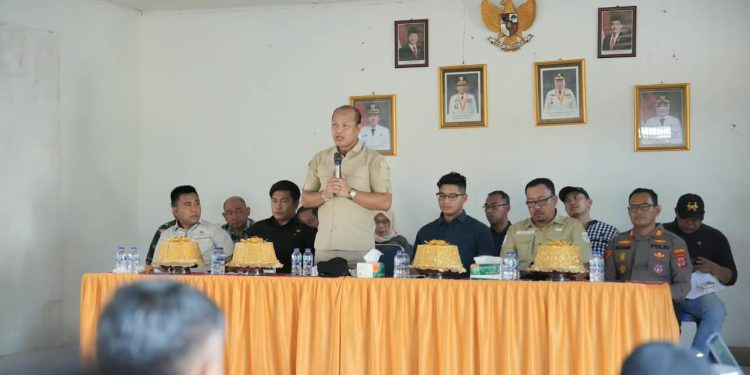 Asisten I Setdakab Morowali, Tahir, memimpin pertemuan lanjutan di Desa Matarape