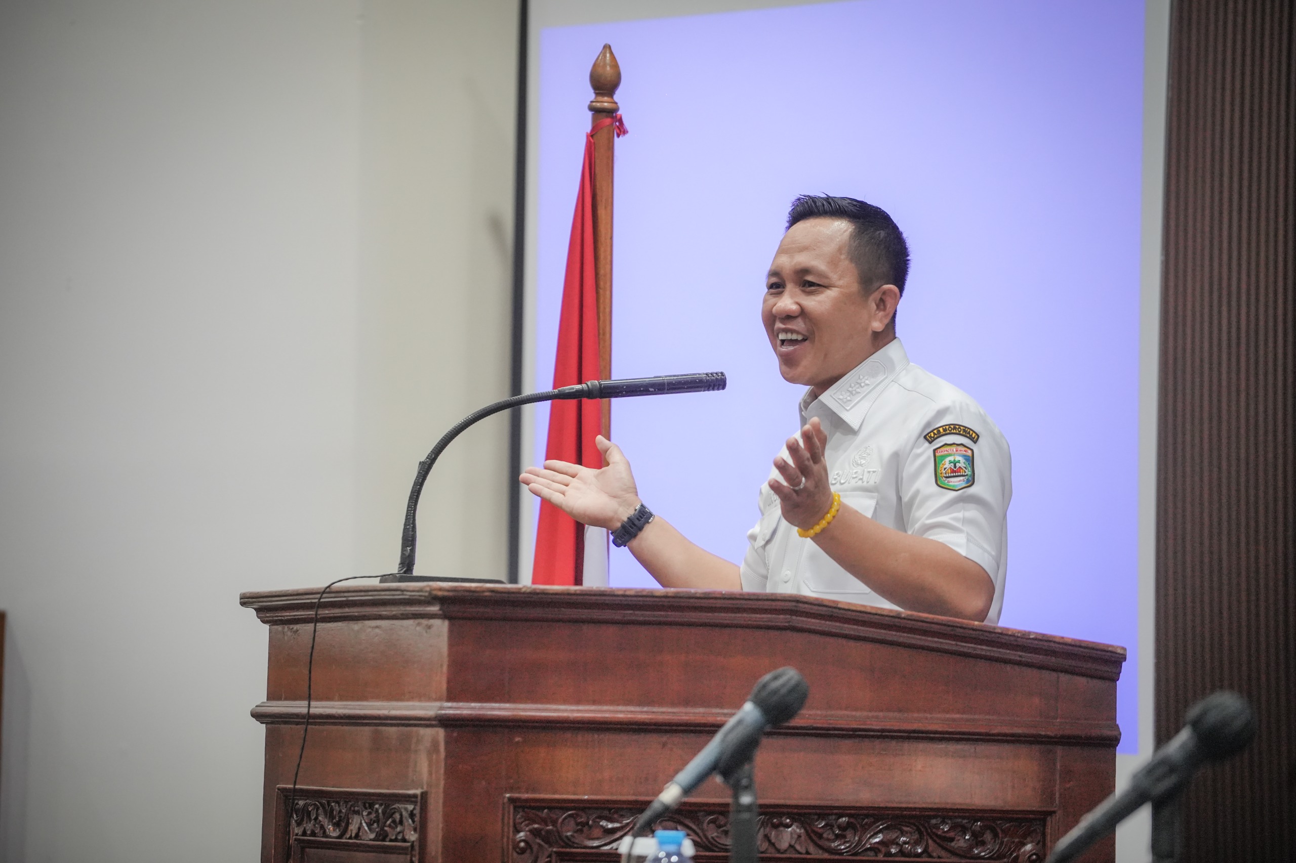 Bupati Morowali, Iksan Baharudin Abdul Rauf, saat berbicara di hadapan aparatur desa dalam kegiatan Bimbingan Teknis (Bimtek) Peningkatan Kapasitas Aparatur Desa dalam Pengelolaan Keuangan Desa yang Transparan dan Akuntabel di Hotel Jayakarta, Jakarta, Rabu (21/10/2026).