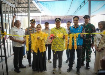 Bupati Morowali, Iksan Baharudin Abdul Rauf bersama Forkompinda saat meresmikan listrik menyala 24 jam di Menui Kepulauan.