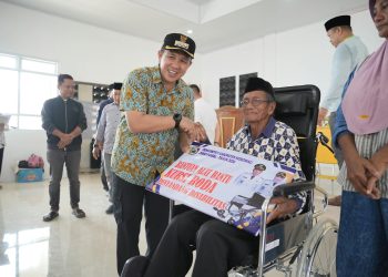 Bupati Morowali, Iksan menyerahkan bantuan di Menui Kepulauan
