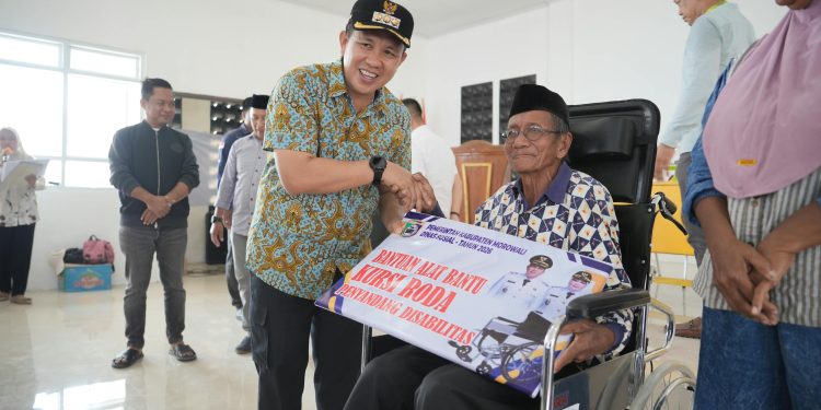 Bupati Morowali, Iksan menyerahkan bantuan di Menui Kepulauan
