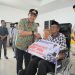 Bupati Morowali, Iksan menyerahkan bantuan di Menui Kepulauan