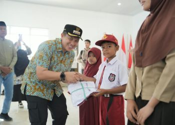 Bupati Morowali, Iksan Baharudin Abdul Rauf, saat membagikan bantuan seragam pendidikan di Kecamatan Menui