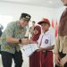 Bupati Morowali, Iksan Baharudin Abdul Rauf, saat membagikan bantuan seragam pendidikan di Kecamatan Menui
