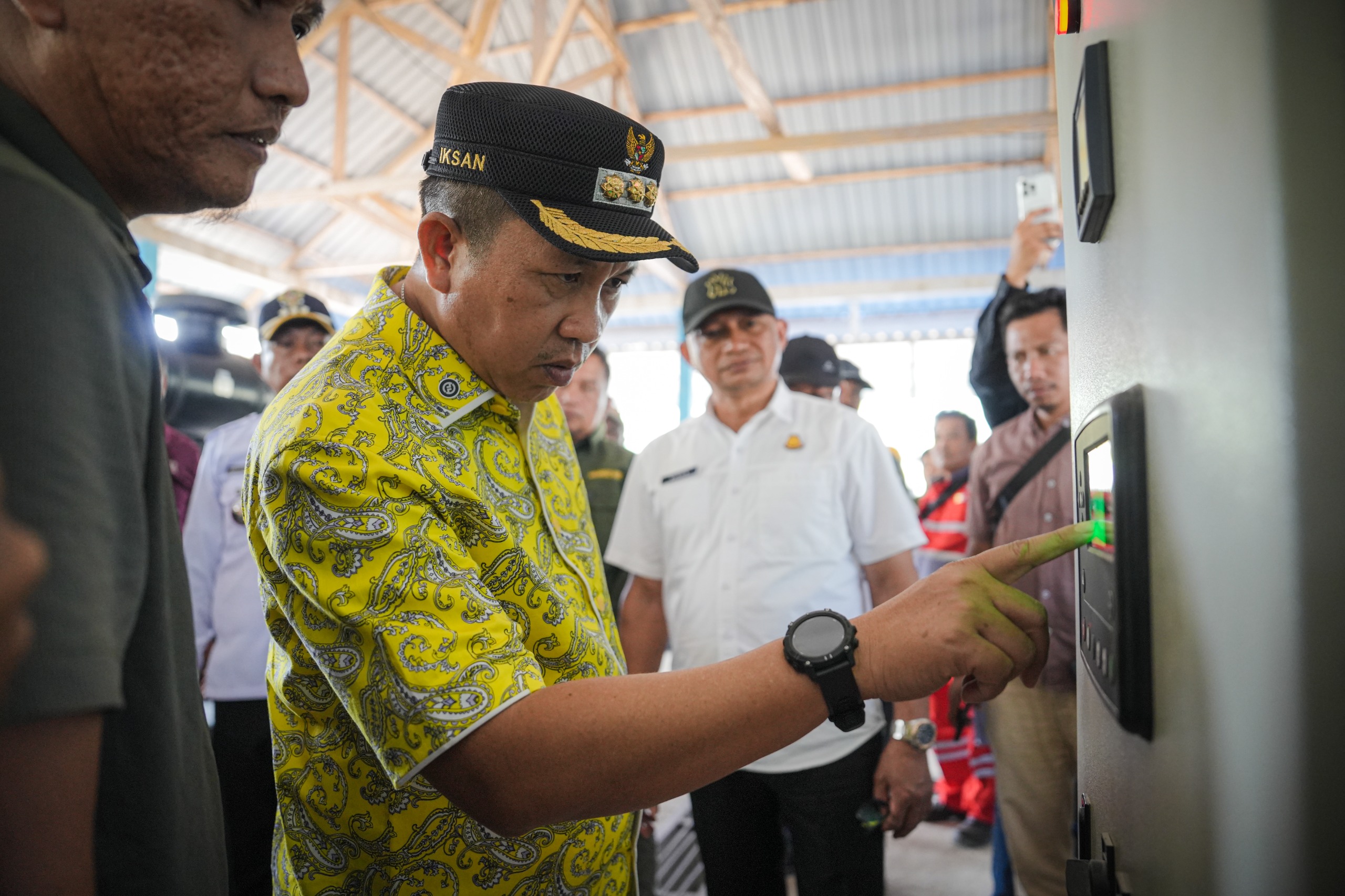 Bupati Morowali, Iksan Baharudin Abdul Rauf saat meresmikan listrik menyala 24 jam di Menui Kepulauan.