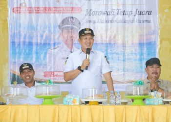 Bupati Morowali Iksan saat melakukan kunjungan ke Desa Pulau Tiga