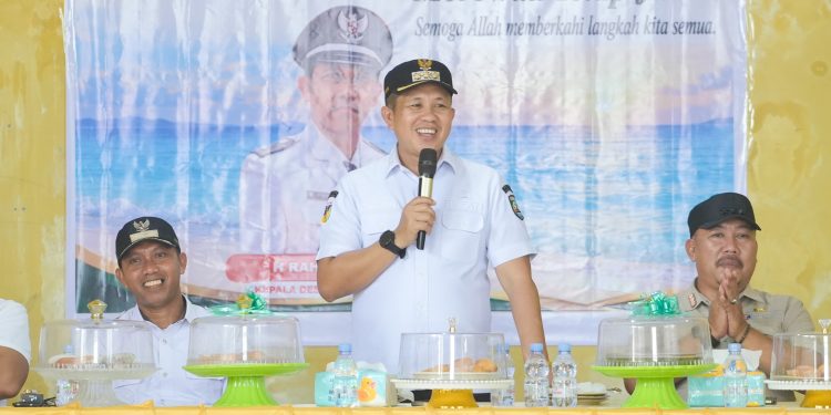 Bupati Morowali Iksan saat melakukan kunjungan ke Desa Pulau Tiga