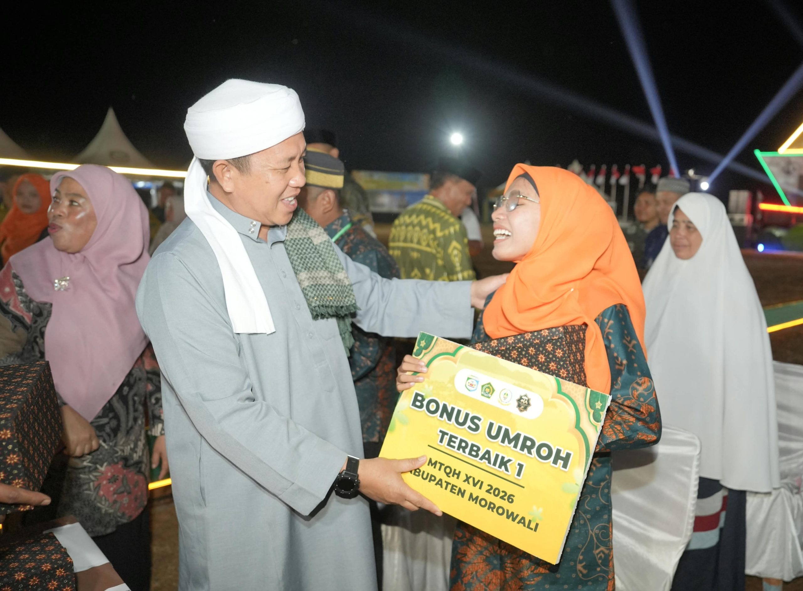 Bupati Morowali, Iksan saat menyerahkan hadiah ke peserta MTQH Morowali 2026