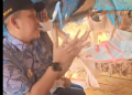 Bupati Morowali, Iksan Baharudin Abdul Rauf saat berdiskusi dengan karyawan lapangan PT Bukit Indah Limonit (BIL)