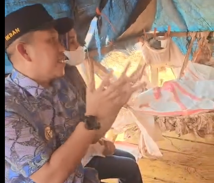 Bupati Morowali, Iksan Baharudin Abdul Rauf saat berdiskusi dengan karyawan lapangan PT Bukit Indah Limonit (BIL)