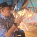 Bupati Morowali, Iksan Baharudin Abdul Rauf saat berdiskusi dengan karyawan lapangan PT Bukit Indah Limonit (BIL)