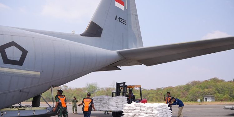 TNI mengerahkan Pesawat Hercules dan 17,4 ton bahan modifikasi cuaca untuk mengatasi kabut asap