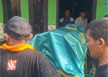 Pelayat menggotong keranda jenazah MHA (7), bocah kelas 2 SD di Pemalang